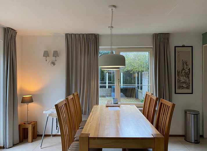 Vakantiehuis Kamperfoelie 53 in De Koog, Texel, omgeven door weelderige natuur en serene rust.