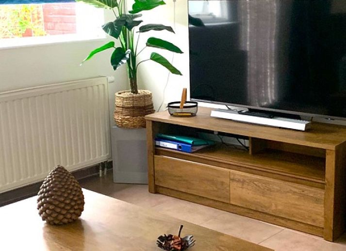 Moderne keuken en eetruimte in Duo bungalow, De Koog, Texel met stijlvolle inrichting.