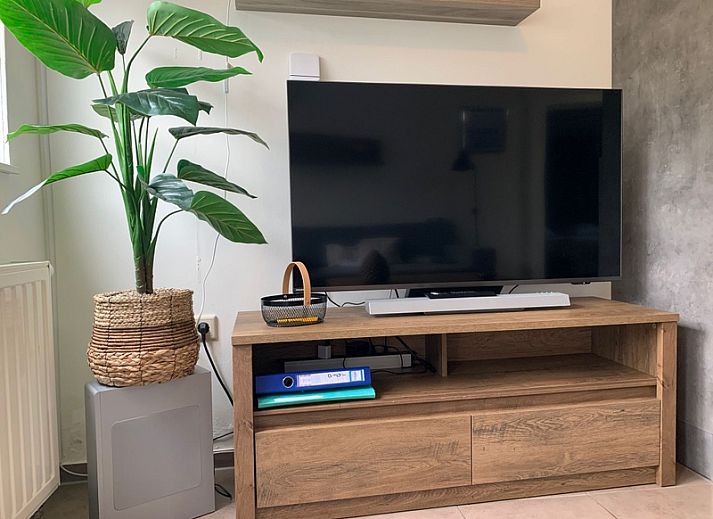Moderne keuken en eetruimte in Duo bungalow, De Koog, Texel met stijlvolle inrichting.
