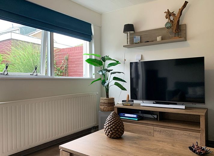 Moderne keuken en eetruimte in Duo bungalow, De Koog, Texel met stijlvolle inrichting.