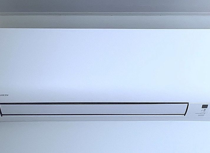 Moderne keuken en eetruimte in Duo bungalow, De Koog, Texel met stijlvolle inrichting.