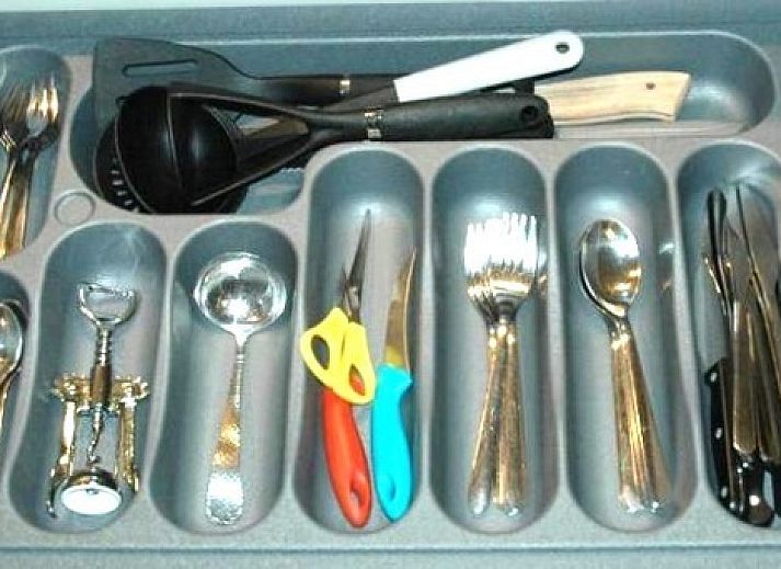 Ruime open leefruimte in Duo bungalow, De Koog, Texel met bank en keuken.