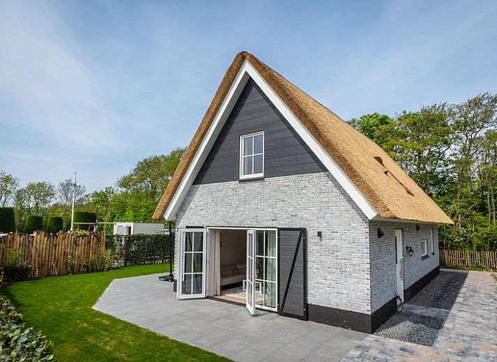 Villa 25b in De Koog, Texel, Ferienhaus mit Reetdach und grossem Garten auf den Watteninseln.