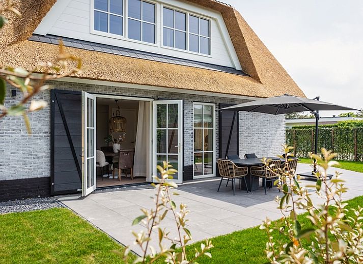 Villa 25b in De Koog, Texel, Ferienhaus mit Reetdach und grossem Garten auf den Watteninseln.