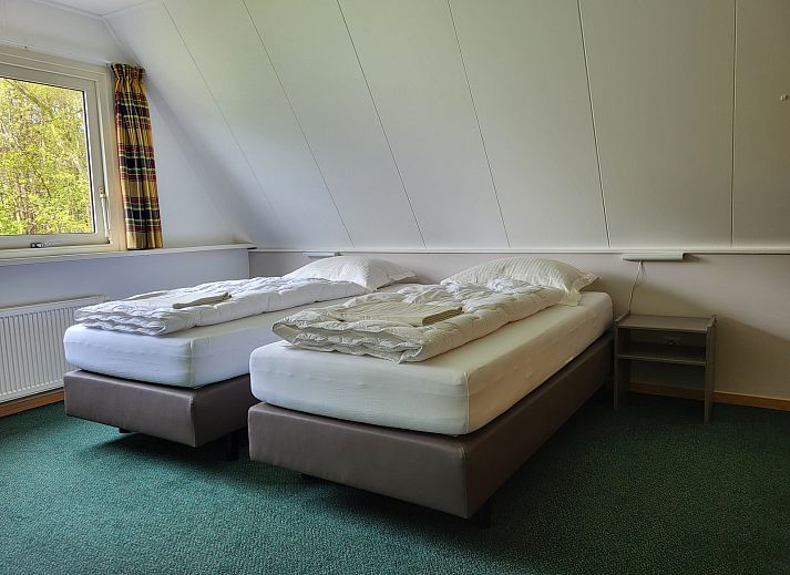 Gezellige woonkamer van Agter Mienterglop - Vakantiehuis 5102 in De Koog, Texel met comfortabele zithoek.