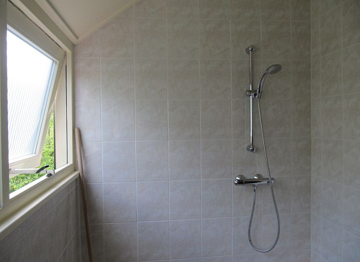 Gezellige woonkamer van Agter Mienterglop - Vakantiehuis 5102 in De Koog, Texel met comfortabele zithoek.