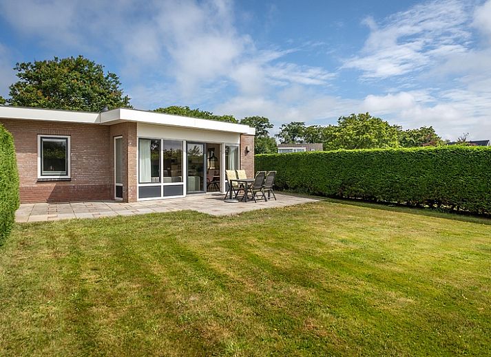 Bungalow 31a in De Koog, Texel met ruime tuin en terras voor ontspanning.