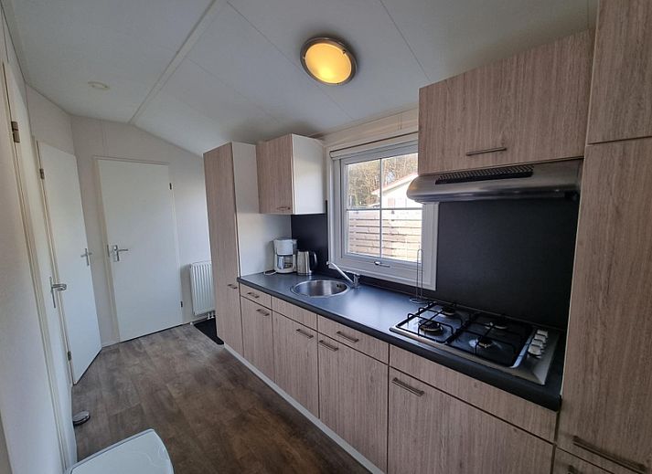 Gezellige woonkamer van Chaletpark Bregkoog - Chalet Bregkoog 235 in De Koog, Texel met ruime zithoek en eethoek.