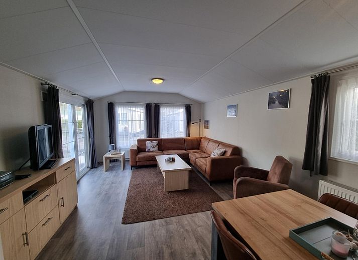 Gezellige woonkamer van Chaletpark Bregkoog - Chalet Bregkoog 235 in De Koog, Texel met ruime zithoek en eethoek.