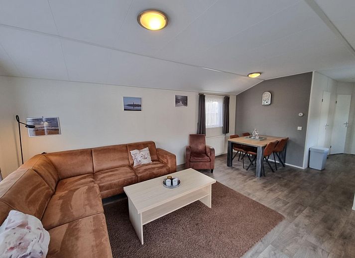 Gezellige woonkamer van Chaletpark Bregkoog - Chalet Bregkoog 235 in De Koog, Texel met ruime zithoek en eethoek.