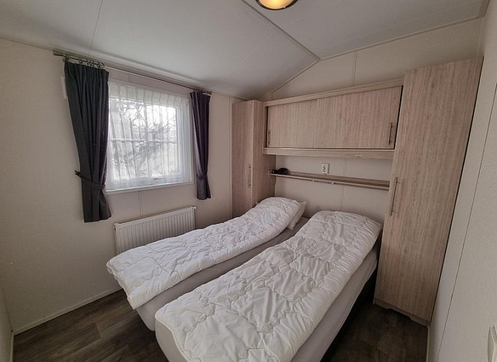 Gezellige woonkamer van Chaletpark Bregkoog - Chalet Bregkoog 235 in De Koog, Texel met ruime zithoek en eethoek.