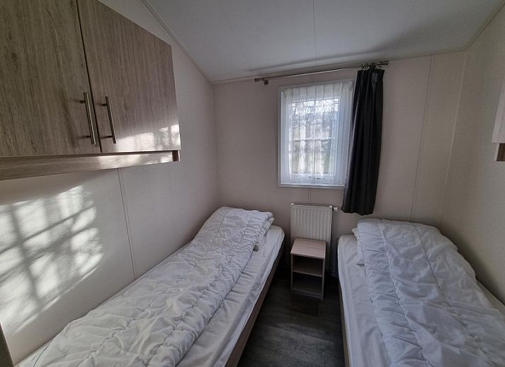 Moderne keuken in Chaletpark Bregkoog - Chalet Bregkoog 235, De Koog, Texel met complete apparatuur en veel opbergruimte.