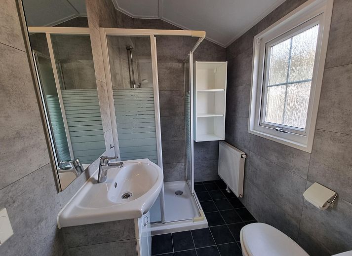 Moderne keuken in Chaletpark Bregkoog - Chalet Bregkoog 235, De Koog, Texel met complete apparatuur en veel opbergruimte.