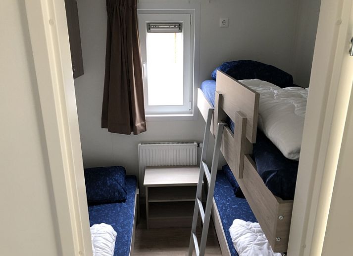 Gezellige woonkamer van Chalet type 4 in De Koog, Texel. Comfortabel vakantiehuis op de Waddeneilanden met moderne inrichting en veel lichtinval.