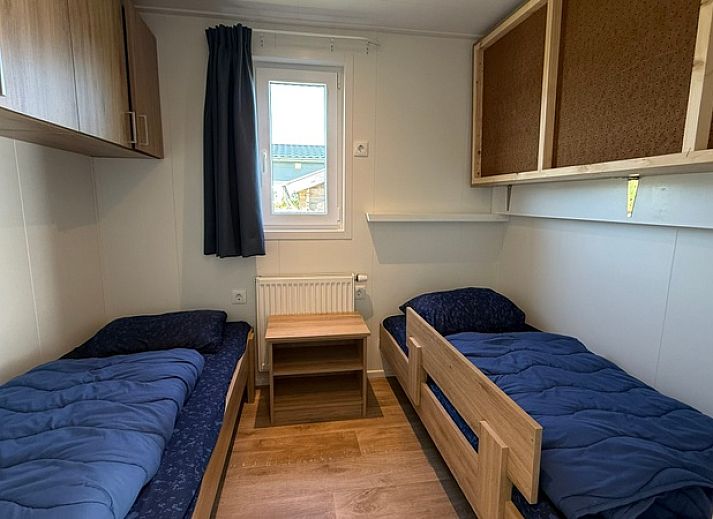 Moderne keuken in Chalet type 4, vakantiehuis in De Koog, Texel. Volledig uitgerust met uitzicht op de natuur van de Waddeneilanden.