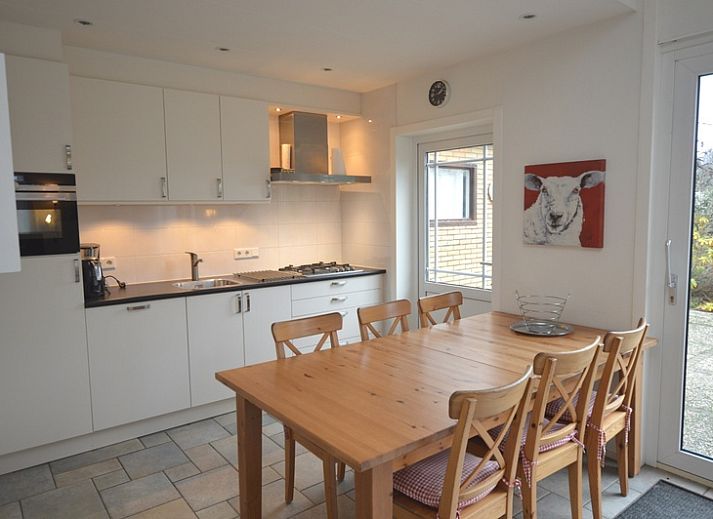 Gemuetliches Wohnzimmer des Ferienhauses Epelaan 31 in De Koog, Texel, mit Blick auf den Garten.