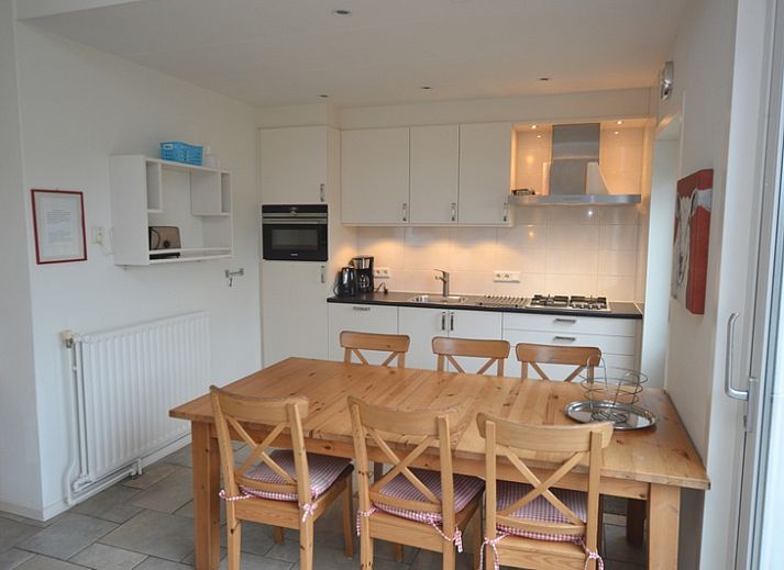 Gemuetliches Wohnzimmer des Ferienhauses Epelaan 31 in De Koog, Texel, mit Blick auf den Garten.