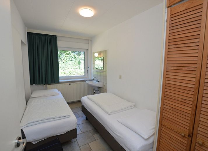 Gemuetliches Wohnzimmer des Ferienhauses Epelaan 31 in De Koog, Texel, mit Blick auf den Garten.