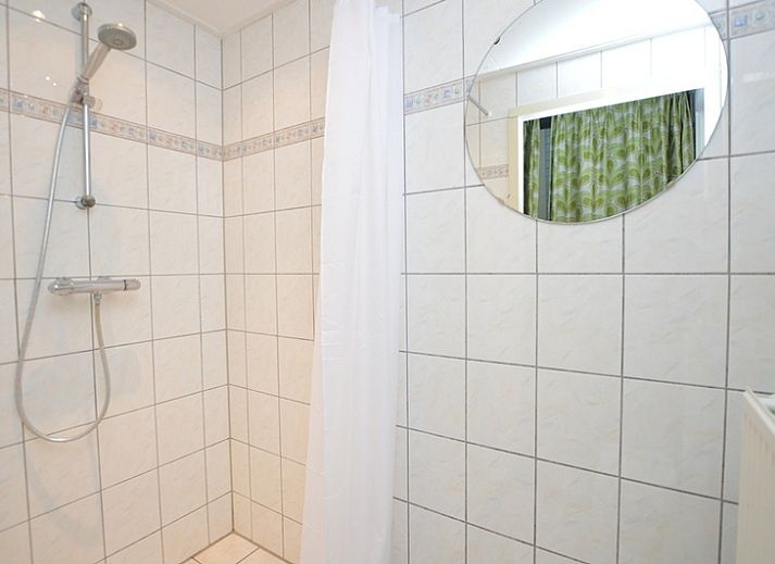 Ruime zithoek in vakantiehuis Orchismient 33, De Koog, Texel met veel natuurlijk licht.