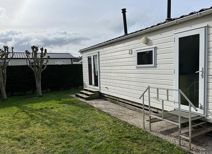 Gemuetliches Wohnzimmer des Chalets Jori auf dem Campingplatz Coogherveld in De Koog, Texel. Gemuetliche Sitzecke mit viel natuerlichem Licht.