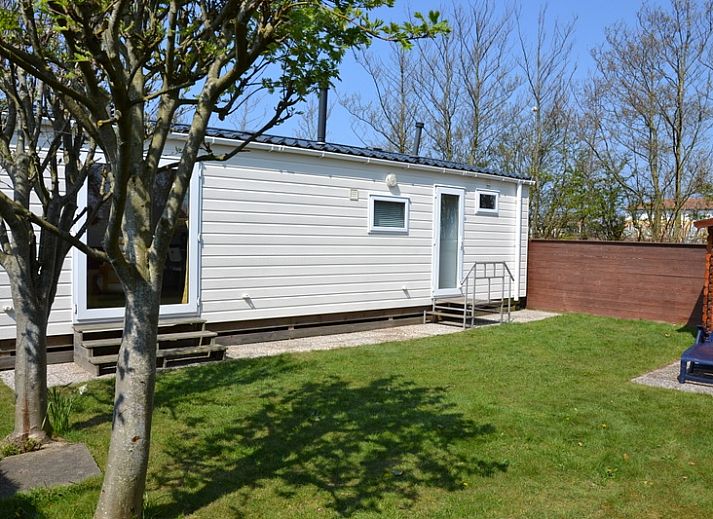 Gemuetliches Wohnzimmer des Chalets Jori auf dem Campingplatz Coogherveld in De Koog, Texel. Gemuetliche Sitzecke mit viel natuerlichem Licht.