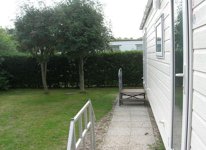 Gemuetliches Wohnzimmer des Chalets Jori auf dem Campingplatz Coogherveld in De Koog, Texel. Gemuetliche Sitzecke mit viel natuerlichem Licht.