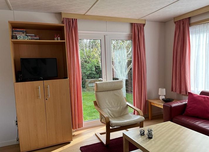 Camping Coogherveld - Chalet Jori in De Koog, Texel bietet einen gemuetlichen Aussenbereich mit gruenem Garten und Terrasse zur Entspannung auf den Watteninseln.