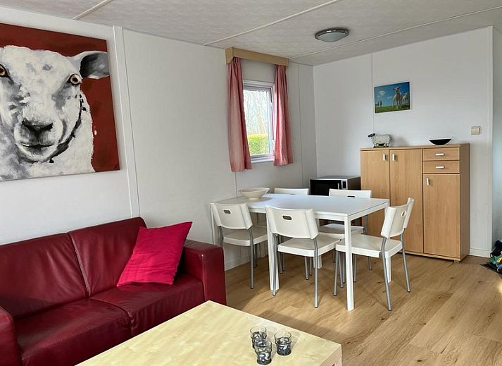 Camping Coogherveld - Chalet Jori in De Koog, Texel bietet einen gemuetlichen Aussenbereich mit gruenem Garten und Terrasse zur Entspannung auf den Watteninseln.