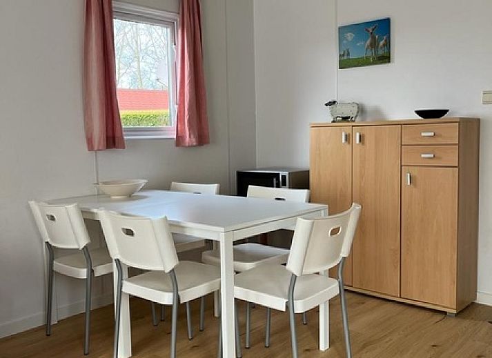 Camping Coogherveld - Chalet Jori in De Koog, Texel bietet einen gemuetlichen Aussenbereich mit gruenem Garten und Terrasse zur Entspannung auf den Watteninseln.