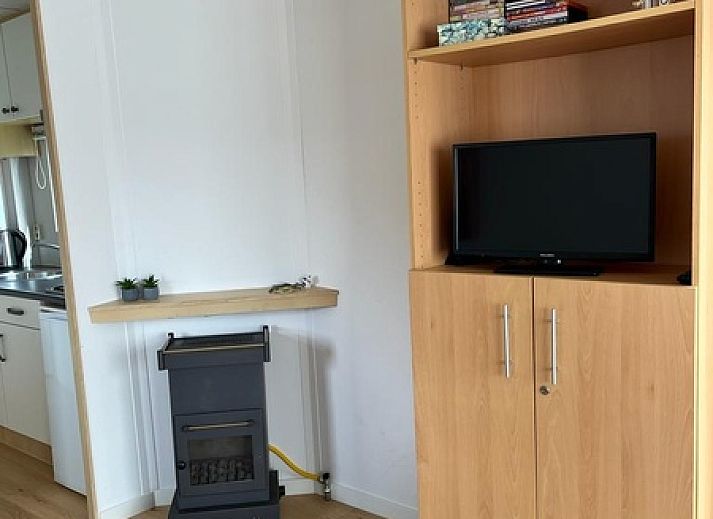 Der Campingplatz Coogherveld - Chalet Jori in De Koog, Texel, bietet eine ruhige Gartenanlage mit gruenen Hecken und Baeumen, ideal fuer Naturliebhaber.