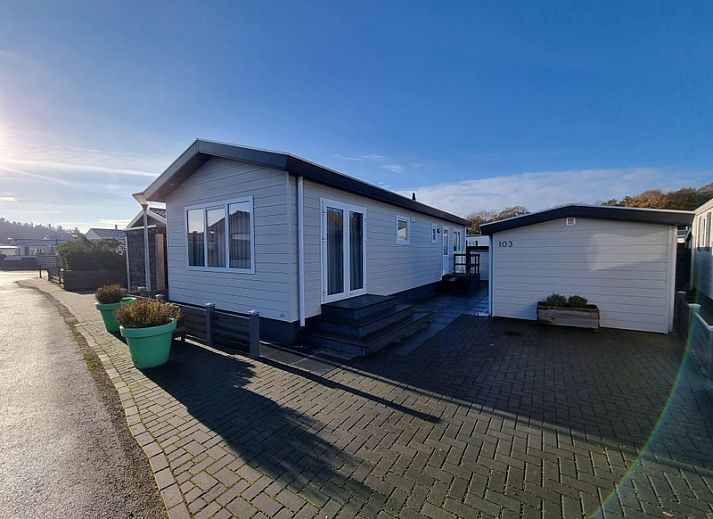 Chaletpark Bregkoog - Chalet Bregkoog 103 in De Koog, Texel met moderne buitenkant en ruime veranda.