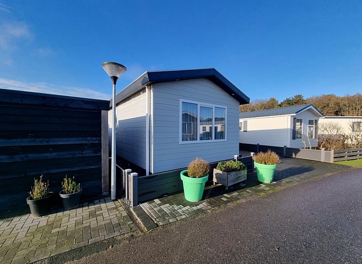 Chaletpark Bregkoog - Chalet Bregkoog 103 in De Koog, Texel met moderne buitenkant en ruime veranda.