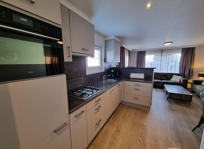 Chaletpark Bregkoog - Chalet Bregkoog 103 in De Koog, Texel met moderne buitenkant en ruime veranda.