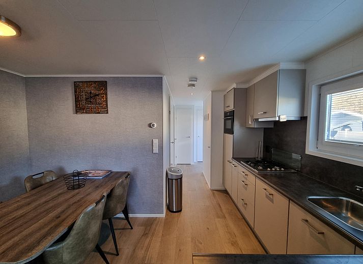 Zonnige buitenaanzicht van Chalet Bregkoog 103 in De Koog, Texel op Chaletpark Bregkoog.