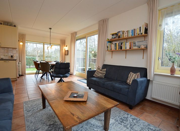 Vakantiehuis 7K in De Koog, Texel met zonnig terras en groene omgeving op de Waddeneilanden.