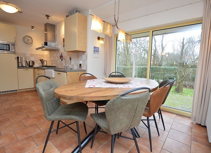 Gezellige woonkamer in Vakantiehuis 7K, De Koog, Texel met comfortabele banken en tv.