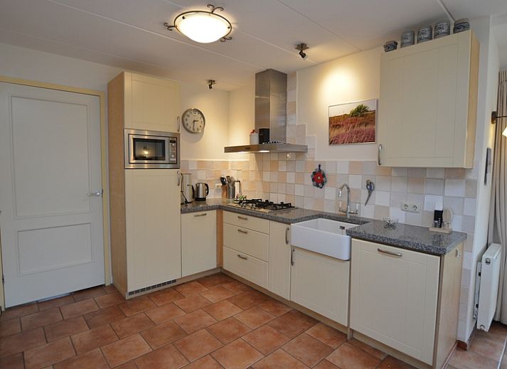 Gezellige woonkamer in Vakantiehuis 7K, De Koog, Texel met comfortabele banken en tv.