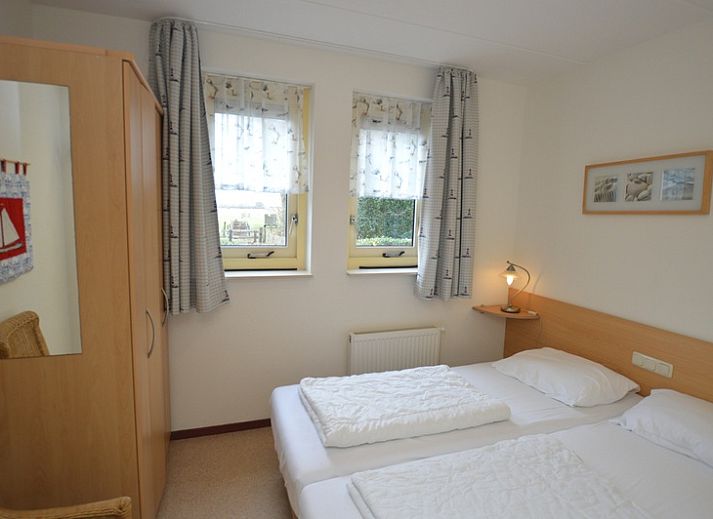 Gezellige woonkamer in Vakantiehuis 7K, De Koog, Texel met comfortabele banken en tv.