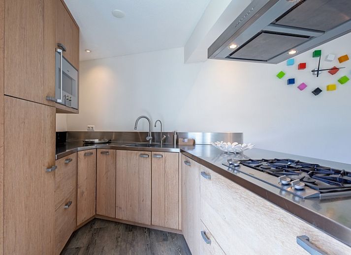 Rustige tuin bij Park Duynzoom - Villa Duynzoom in De Koog, Texel met terras en veel groen.