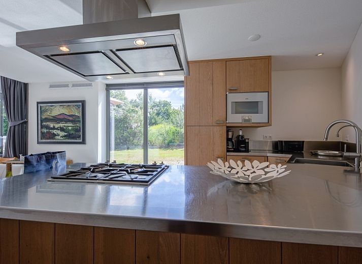 Rustige tuin bij Park Duynzoom - Villa Duynzoom in De Koog, Texel met terras en veel groen.