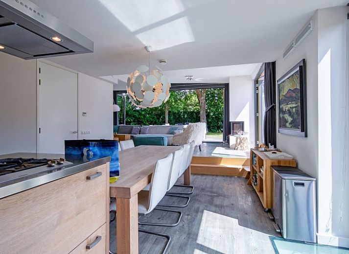 Rustige tuin bij Park Duynzoom - Villa Duynzoom in De Koog, Texel met terras en veel groen.