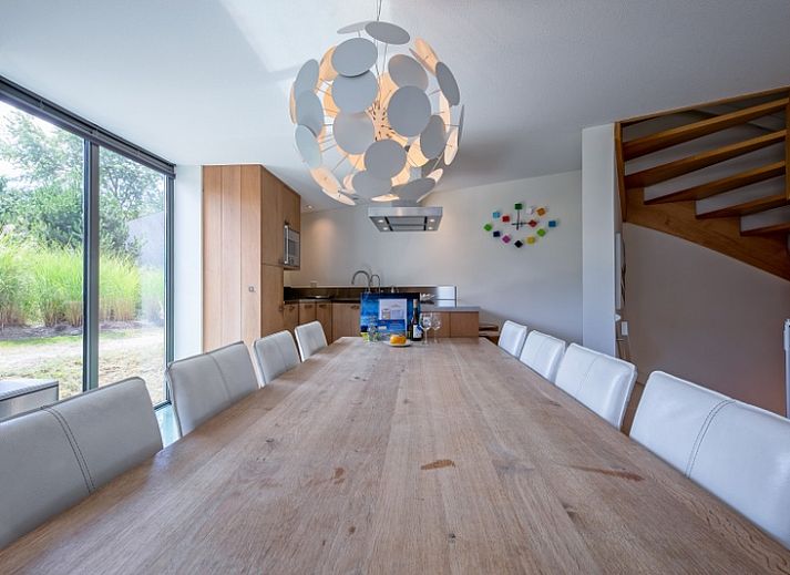 Rustige tuin bij Park Duynzoom - Villa Duynzoom in De Koog, Texel met terras en veel groen.