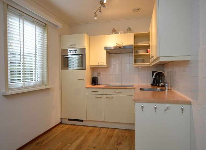 Gezellige woonkamer van vakantiehuis Kierewiet in De Koog, Texel, met comfortabele zithoek en veel natuurlijk licht.