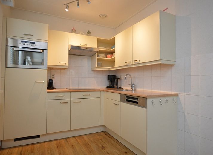 Gezellige woonkamer van vakantiehuis Kierewiet in De Koog, Texel, met comfortabele zithoek en veel natuurlijk licht.