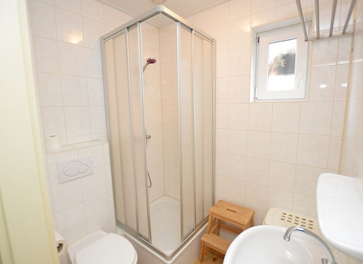 Gezellige woonkamer van vakantiehuis Kierewiet in De Koog, Texel, met comfortabele zithoek en veel natuurlijk licht.