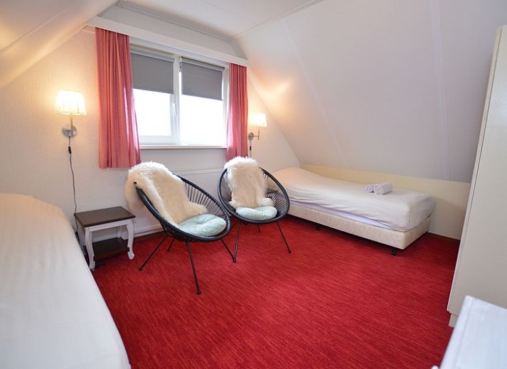 Gezellige woonkamer van vakantiehuis Kierewiet in De Koog, Texel, met comfortabele zithoek en veel natuurlijk licht.