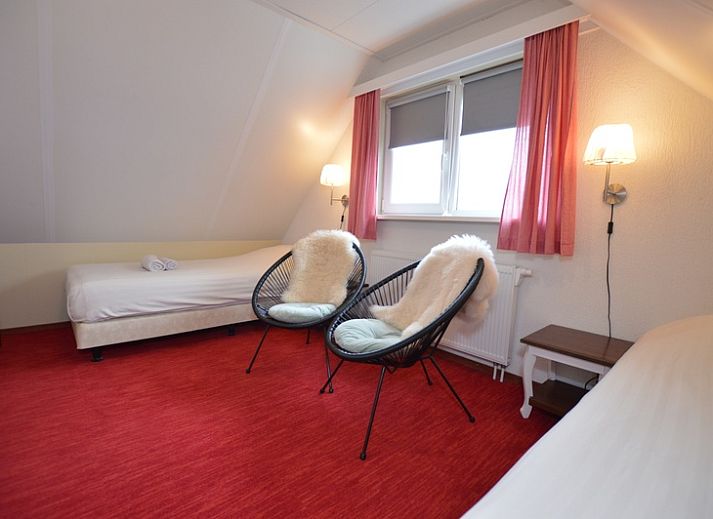 Gezellige woonkamer van vakantiehuis Kierewiet in De Koog, Texel, met comfortabele zithoek en veel natuurlijk licht.