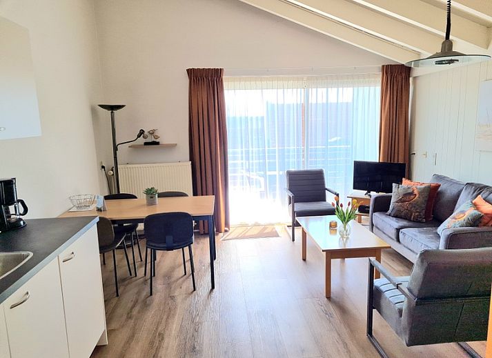 Lichte woonkamer van Motel Texel Appartement (U) in De Koog, Texel, met modern interieur en ruime zithoek voor een comfortabel verblijf.
