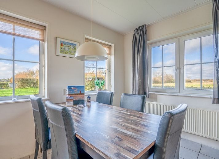 Gezellige woonkamer van vakantiehuis Maaikeduinweg 13 in De Koog, Texel met comfortabele zithoek en uitzicht op de tuin.