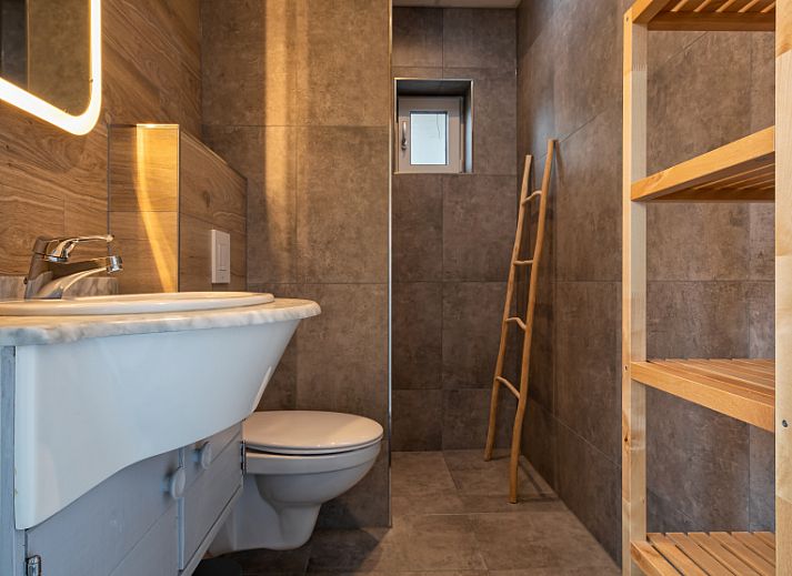 Lichte binnenruimte van Riddertje in De Koog, Texel. Comfortabel vakantiehuis op de Waddeneilanden.